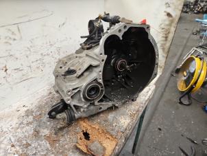 Getriebe van een Nissan Almera Tino (V10M) 1.8 16V 2005