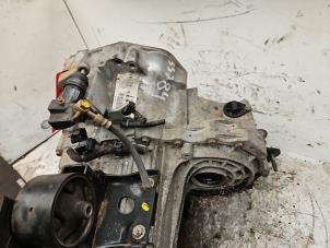 Getriebe van een Nissan Almera Tino (V10M) 1.8 16V 2005