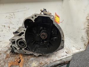 Getriebe van een Nissan Almera Tino (V10M) 1.8 16V 2005