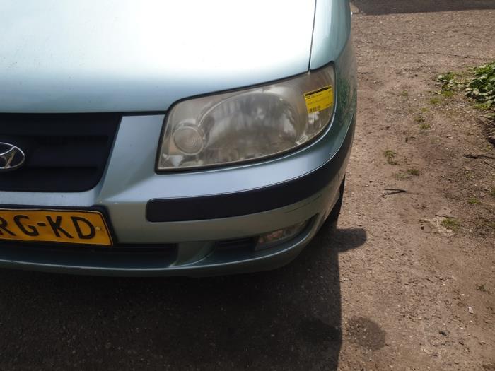 Używane Reflektor lewy Hyundai Matrix 1.6 16V Cena € 35,00 Procedura marży oferowane przez Autodemontage de Zaag