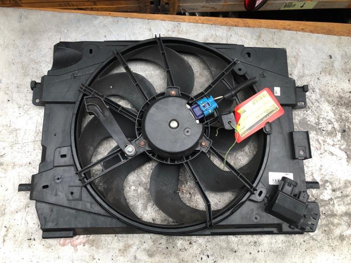 Gebrauchte Kühlerventilator Renault Captur I (2R) 0.9 Energy TCE 12V Preis € 75,00 Margenregelung angeboten von Autodemontage de Zaag