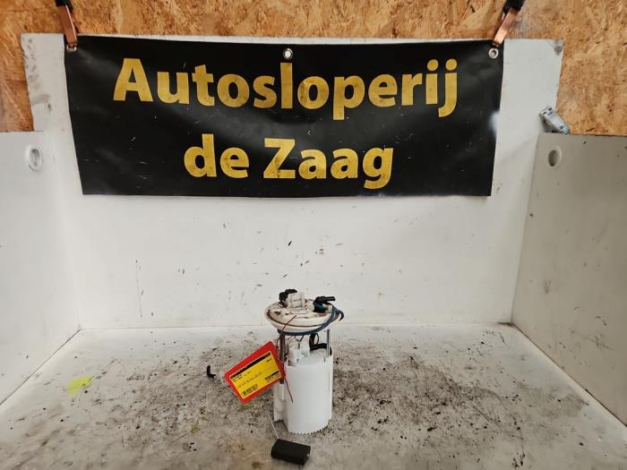 Usagé Pompe essence Opel Corsa E 1.4 16V Prix € 50,00 Règlement à la marge proposé par Autodemontage de Zaag