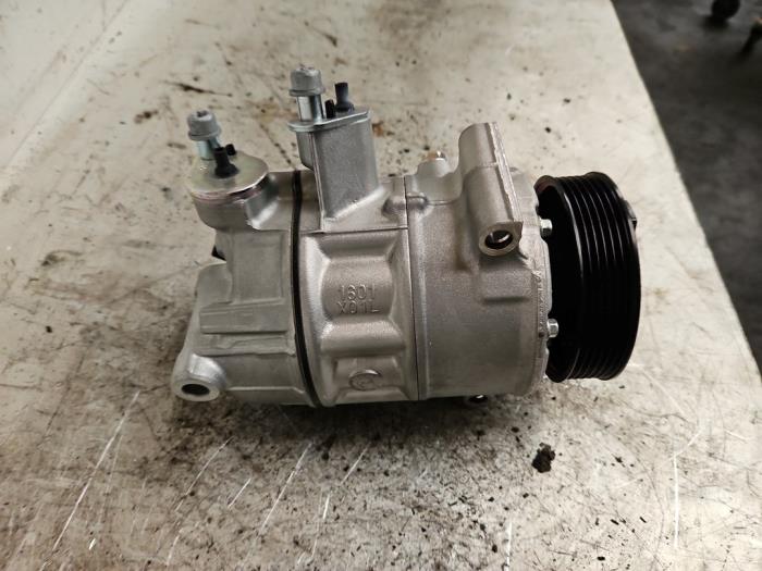 Pompe clim d'un Volkswagen Crafter 2.5 TDI 30/32/35 2009