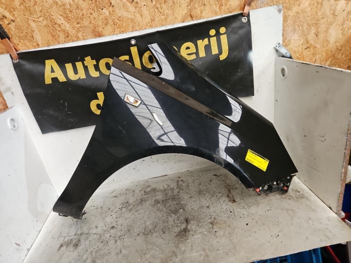 Kotflügel rechts vorne van een Opel Corsa D 1.4 16V Twinport 2008