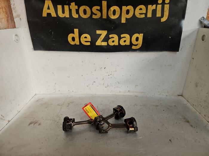 Used Piston Renault Captur I (2R) 0.9 Energy TCE 12V Price € 150,00 Margin scheme offered by Autodemontage de Zaag