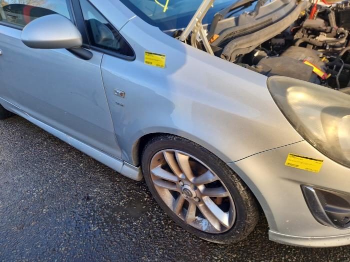 Aile avant droite d'un Opel Corsa D 1.4 16V Twinport 2012