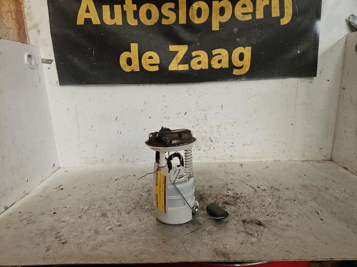 Used Petrol pump Nissan Note (E11) 1.6 16V Price € 35,00 Margin scheme offered by Autodemontage de Zaag