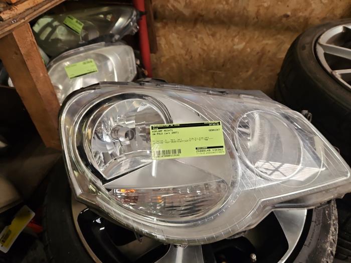 Używane Reflektor prawy Volkswagen Polo IV (9N1/2/3) 1.4 16V Cena € 50,00 Procedura marży oferowane przez Autodemontage de Zaag