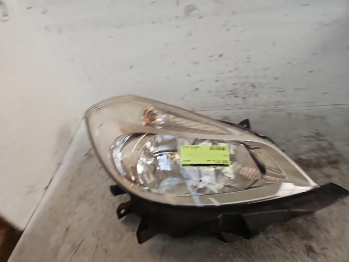 Używane Reflektor prawy Renault Clio III (BR/CR) 1.2 16V 75 Cena € 50,00 Procedura marży oferowane przez Autodemontage de Zaag