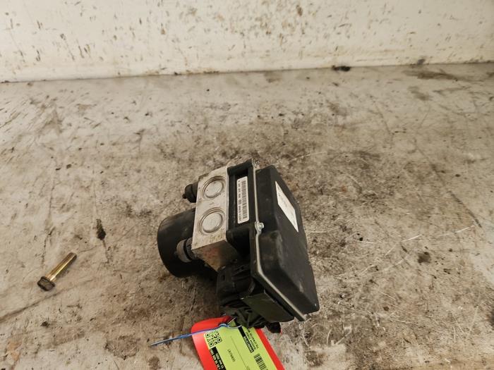 Begagnade ABS-pump Volkswagen Polo V (6R) 1.2 12V BlueMotion Technology Pris € 60,00 Marginaltabell erbjuds av Autodemontage de Zaag