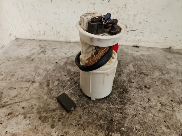 Usagé Pompe essence Volkswagen Polo IV (9N1/2/3) 1.4 16V Prix € 30,00 Règlement à la marge proposé par Autodemontage de Zaag