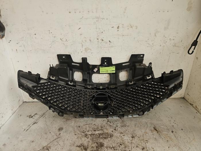 Begagnade Stripe, grill Nissan Note (E12) 1.2 DIG-S 98 Pris € 150,00 Marginaltabell erbjuds av Autodemontage de Zaag