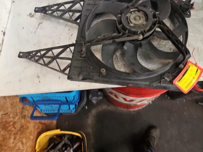 Gebrauchte Kühlerventilator Volkswagen Polo IV (9N1/2/3) 1.4 16V Preis € 40,00 Margenregelung angeboten von Autodemontage de Zaag