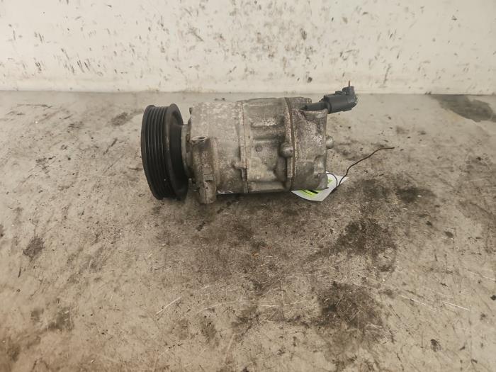 Usagé Compresseur de clim Volkswagen Golf VI (5K1) 1.4 16V Prix € 90,00 Règlement à la marge proposé par Autodemontage de Zaag