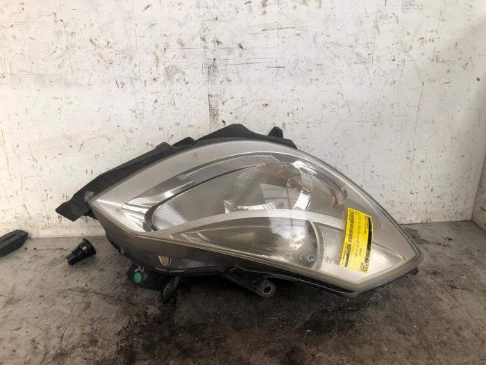 Używane Reflektor prawy Renault Clio III (BR/CR) 1.4 16V Cena € 35,00 Procedura marży oferowane przez Autodemontage de Zaag
