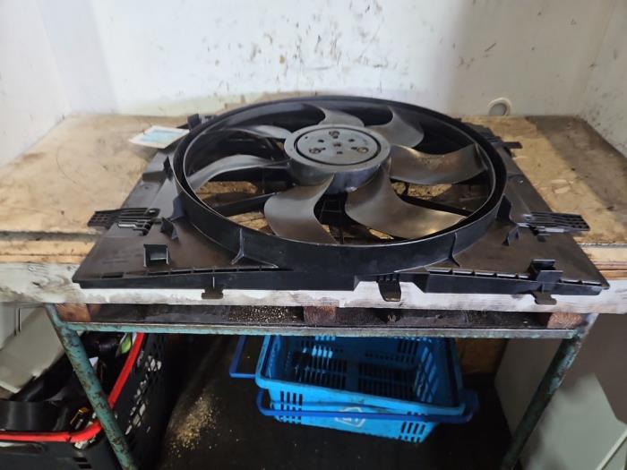 Gebrauchte Kühlerventilator Mercedes C (W205) C-200 2.0 CGI 16V Preis € 175,00 Margenregelung angeboten von Autodemontage de Zaag
