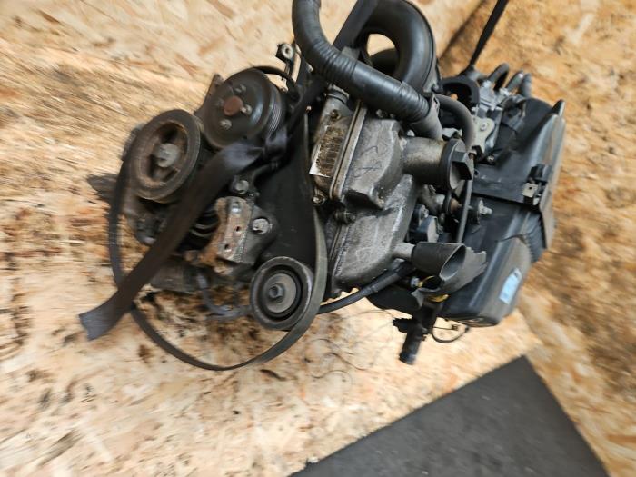 Motor van een Toyota Yaris (P1) 1.3 16V VVT-i 2004