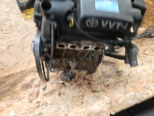 Motor van een Toyota Yaris (P1) 1.3 16V VVT-i 2004