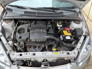 Motor van een Toyota Yaris (P1) 1.3 16V VVT-i 2004
