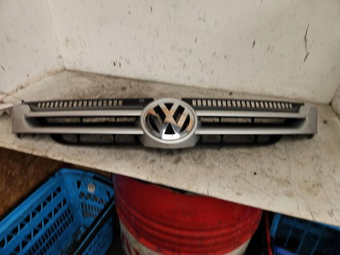 Używane Grill Volkswagen Golf Plus (5M1/1KP) 1.6 FSI 16V Cena € 49,99 Procedura marży oferowane przez Autodemontage de Zaag