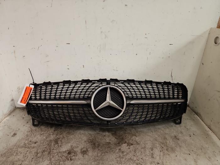 Używane Grill Mercedes A (W176) 1.6 A-160 16V Cena € 149,99 Procedura marży oferowane przez Autodemontage de Zaag