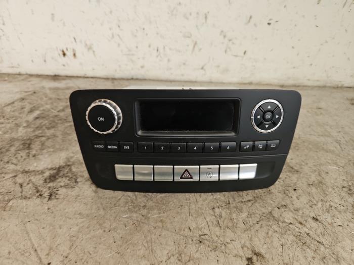 Używane Radioodtwarzacz CD Mercedes A (W176) 1.6 A-160 16V Cena € 299,99 Procedura marży oferowane przez Autodemontage de Zaag