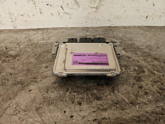 Engine management computer from a Peugeot 5008 I (0A/0E) 1.6 THP 16V 2011