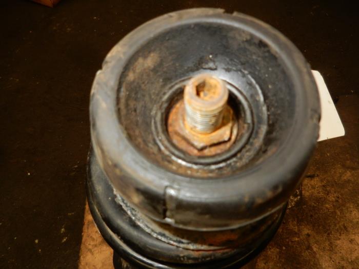 Front shock absorber rod, left from a Volkswagen Bora (1J2) 2.3 V5 1999