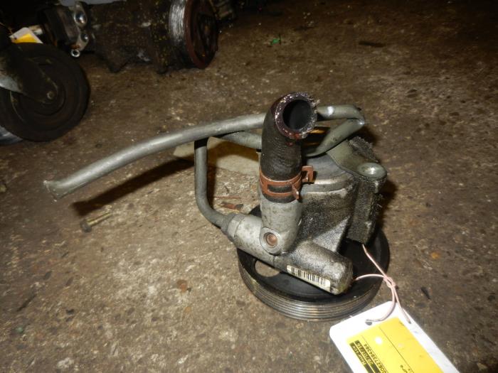 Usagé Pompe de direction Renault Laguna II Grandtour (KG) 1.9 dCi 120 Prix € 10,00 Règlement à la marge proposé par Autodemontage de Zaag