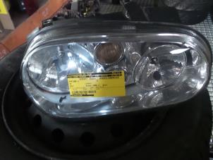 Used Headlight, right Volkswagen Golf IV (1J1) 1.6 Price € 20,00 Margin scheme offered by Autodemontage de Zaag
