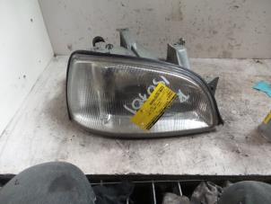 Used Headlight, right Renault Clio (B/C57/357/557/577) 1.2 Eco Kat. Price on request offered by Autodemontage de Zaag