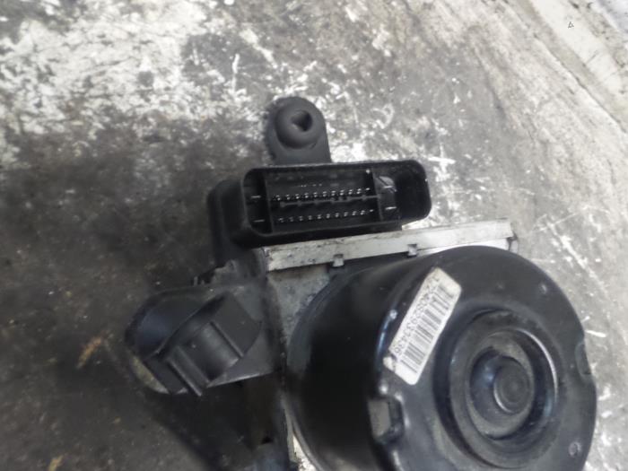 Usagé Pompe ABS Ford Fiesta 5 (JD/JH) 1.4 TDCi Prix € 10,00 Règlement à la marge proposé par Autodemontage de Zaag