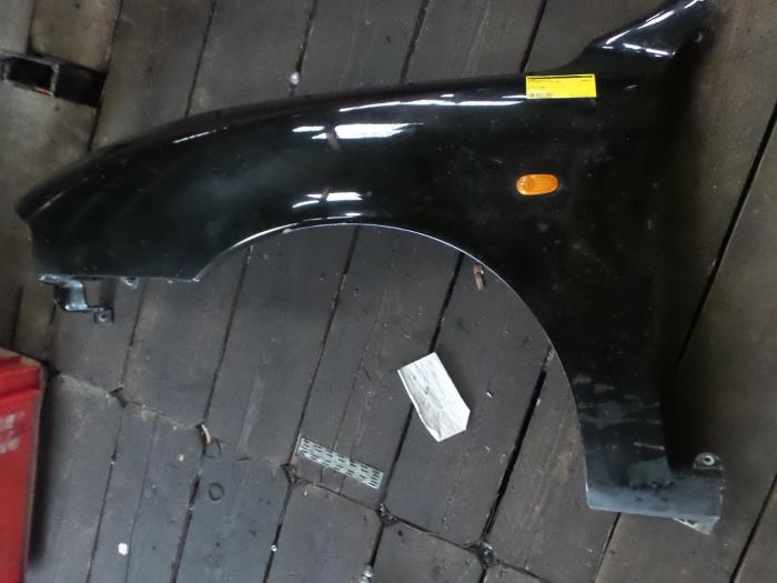 Front wing, left from a Alfa Romeo 147 (937) 1.6 Twin Spark 16V 2001