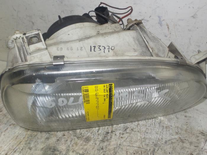 Headlight, right from a Volkswagen Golf III (1H1) 1.4 CL 1994