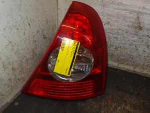 Usagé Feu arrière droit Renault Clio III (SR) 1.2 16V 75 Prix € 20,00 Règlement à la marge proposé par Autodemontage de Zaag