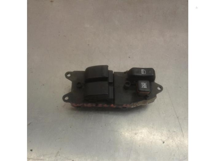 Usados Interruptor combinado de ventanillas Toyota Corolla (E12) 1.4 16V VVT-i Precio € 31,49 Norma de margen ofrecido por Japoto Parts B.V.