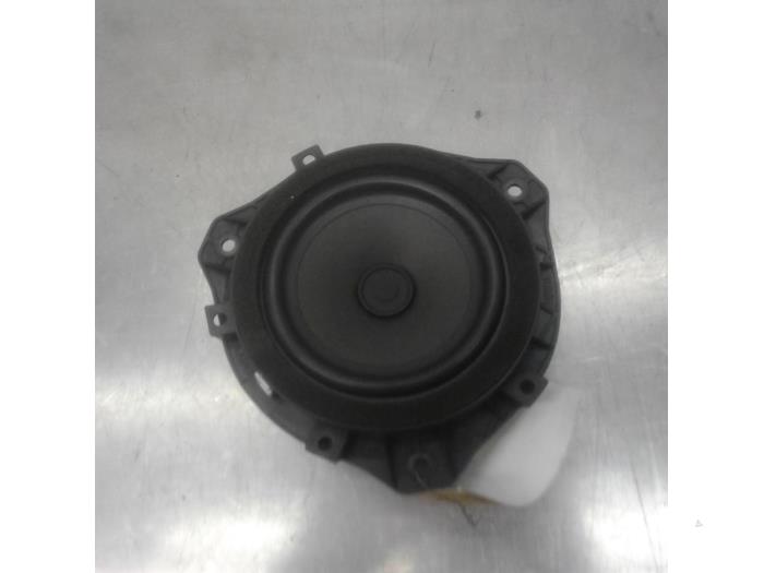 Speaker from a Kia Rio III (UB) 1.2 CVVT 16V 2013