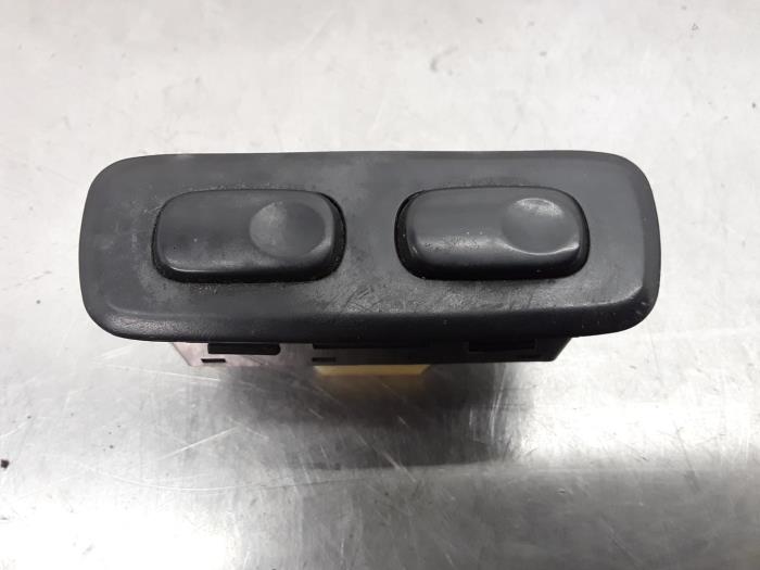 Usados Interruptor combinado de ventanillas Hyundai Accent II/Excel II/Pony 1.3i 12V Precio € 20,95 Norma de margen ofrecido por Japoto Parts B.V.