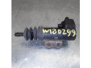 Used Clutch slave cylinder Kia Cee'd (EDB5) 1.6 CRDi 16V Price € 14,99 Margin scheme offered by Japoto Parts B.V.