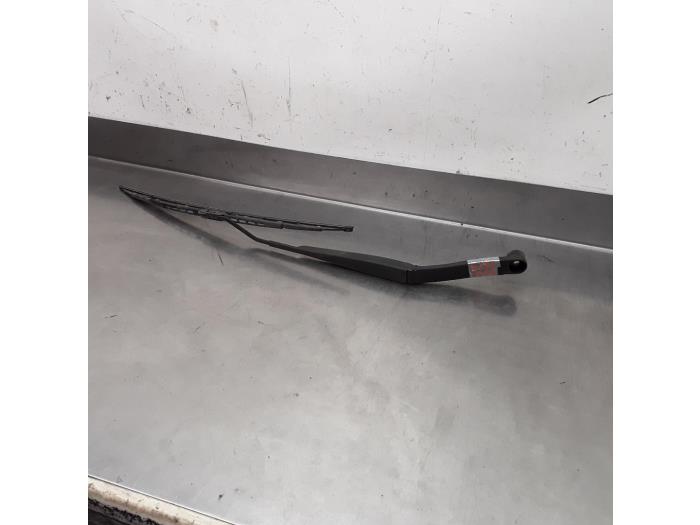Front wiper arm from a Hyundai H-300 2.5 CRDi 2008