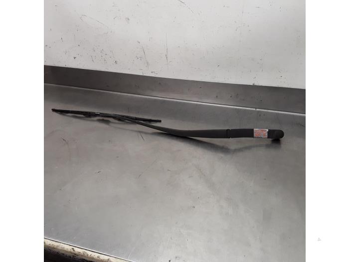 Front wiper arm from a Hyundai H-300 2.5 CRDi 2008