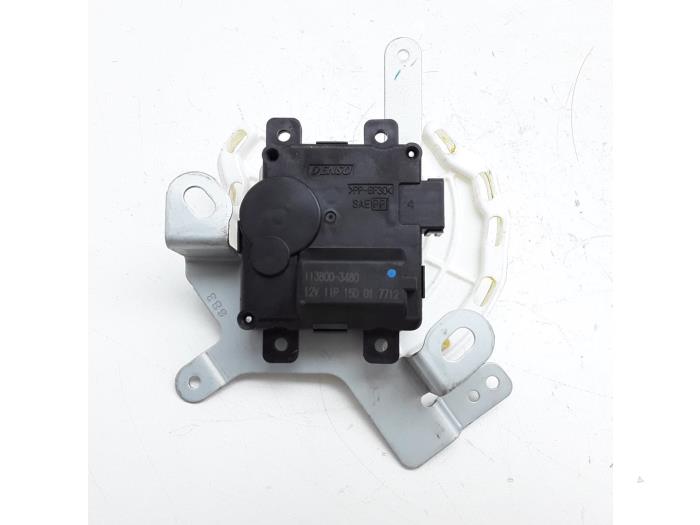 Heater valve motor from a Mitsubishi Space Star (A0) 1.0 12V 2013