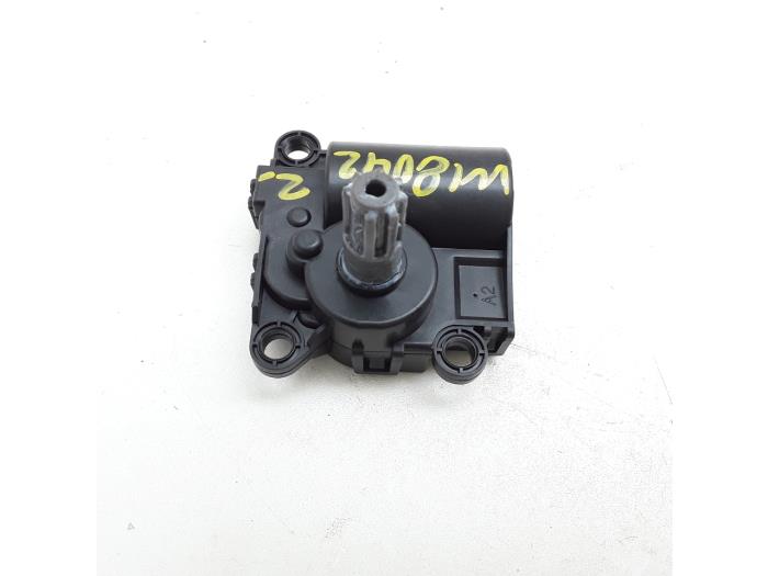 Heater valve motor from a Kia Picanto (JA) 1.0 T-GDI 12V 2018