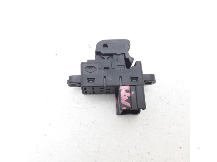 Electric window switch from a Nissan Qashqai (J10) 1.6 16V 2007