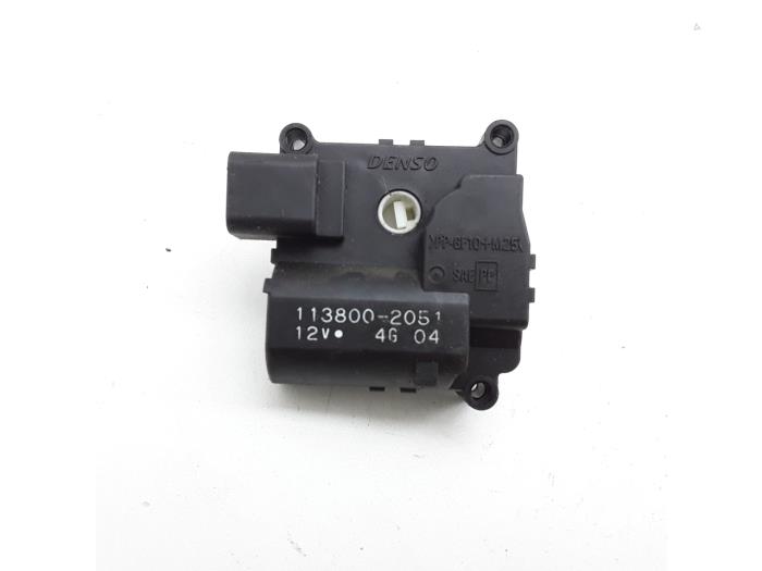 Heater valve motor from a Toyota Avensis Wagon (T25/B1E) 2.0 16V D-4D 2005