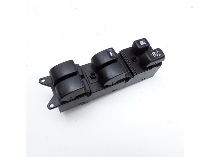 Usados Interruptor combinado de ventanillas Mitsubishi Lancer Sports Sedan (CY/CZ) 1.8 MIVEC 16V Precio € 26,20 Norma de margen ofrecido por Japoto Parts B.V.