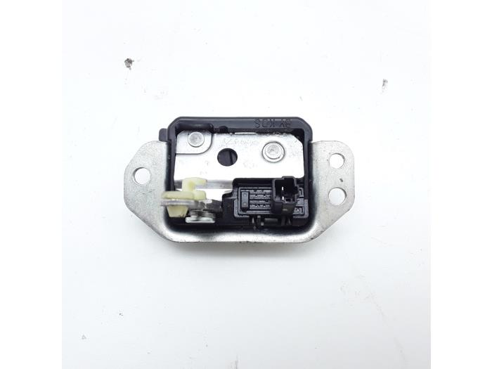 Tailgate lock mechanism from a Daewoo Spark 1.0 16V 2010