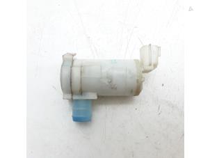Used Windscreen washer pump Isuzu D-Max (TFR/TFS) 2.5 D Twin Turbo Price € 24,95 Margin scheme offered by Japoto Parts B.V.