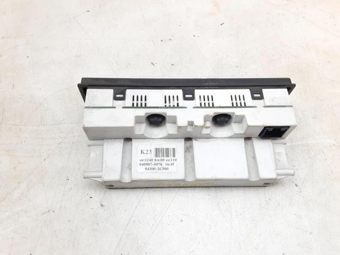 Begagnade Innerdisplay Hyundai Coupe 2.0i 16V CVVT Pris € 26,20 Marginaltabell erbjuds av Japoto Parts B.V.