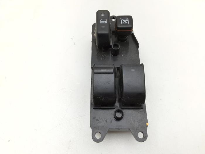 Usados Interruptor combinado de ventanillas Toyota Corolla Verso (R10/11) 2.2 D-4D 16V Precio € 36,70 Norma de margen ofrecido por Japoto Parts B.V.